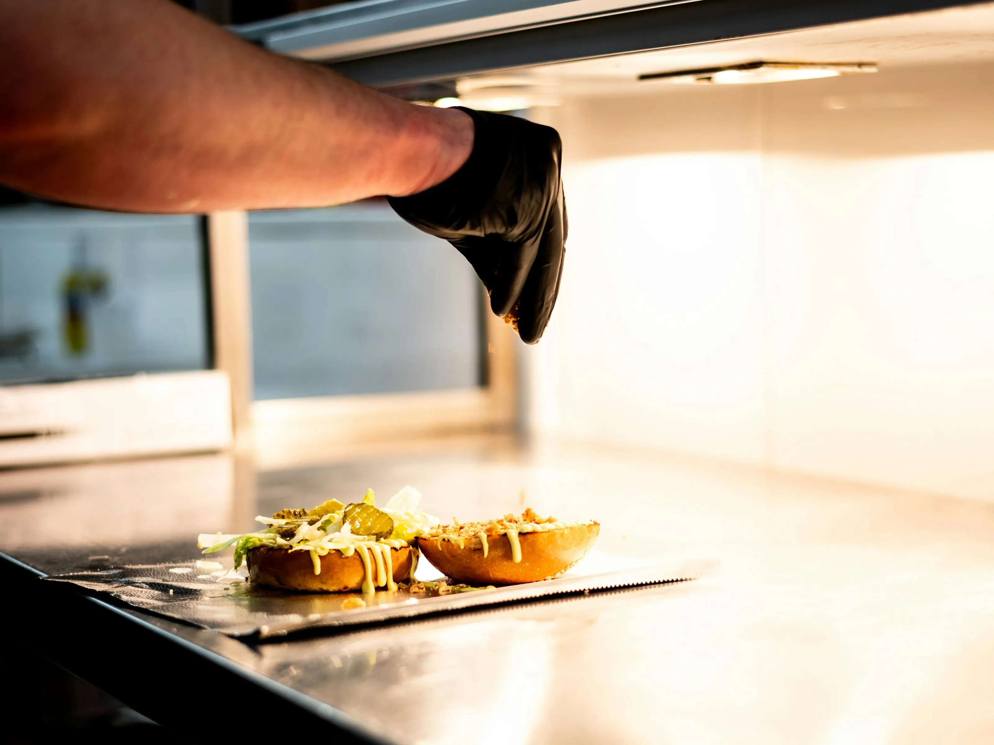 Preparación de burger en cocina para un pedido delivery