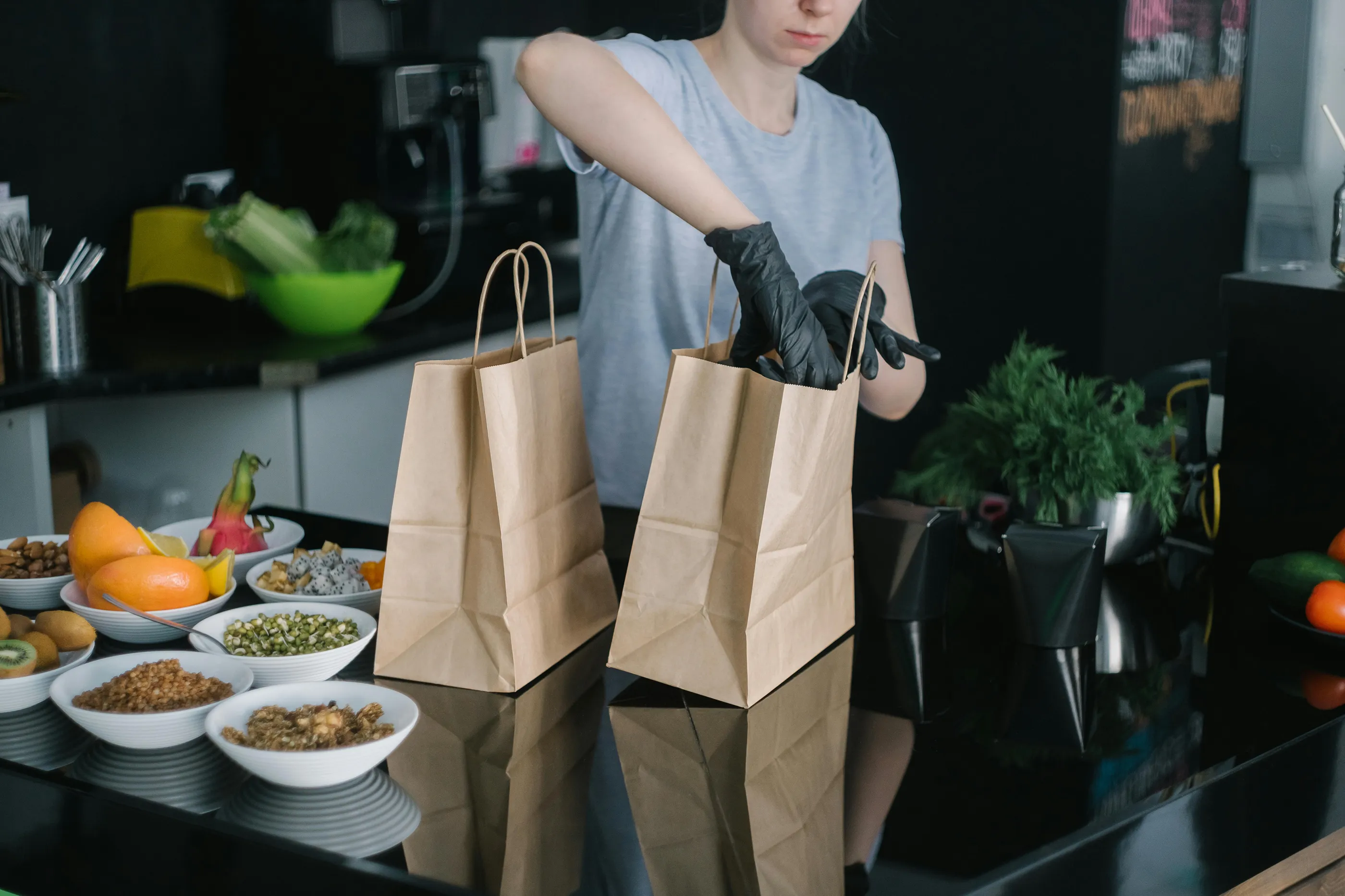 Preparación de un pedido veggie en cocina, operación diaria de delivery